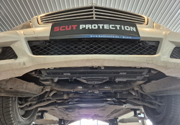 Unterfahrschutz für Motor der Marke Mercedes C-Class W204