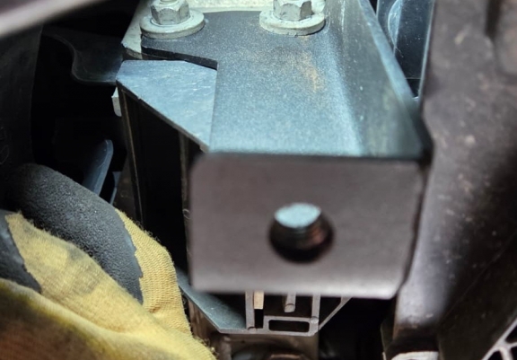 Unterfahrschutz für Motor der Marke BMW Seria 5 E60/E61 mit serienmäßige Frontstoßstange
