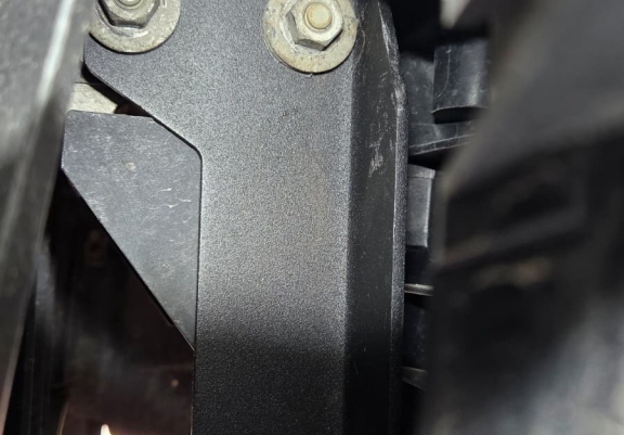Unterfahrschutz für Motor der Marke BMW Seria 5 E60/E61 mit serienmäßige Frontstoßstange